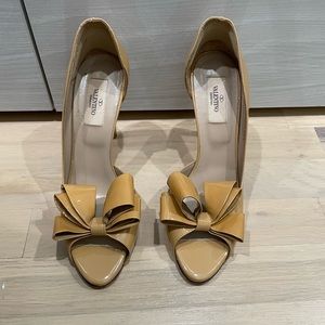 Valentino patent leather bow accent pumps nude size 39.5